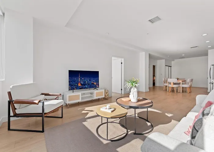 Stylish Westwood Apartment - Steps From Ucla-2 Bedroom 2 Bath