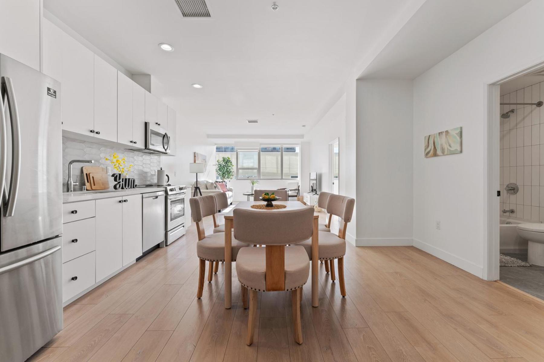 Stylish Westwood - Steps From Ucla-2 Bedroom 2 Bath Apartment *