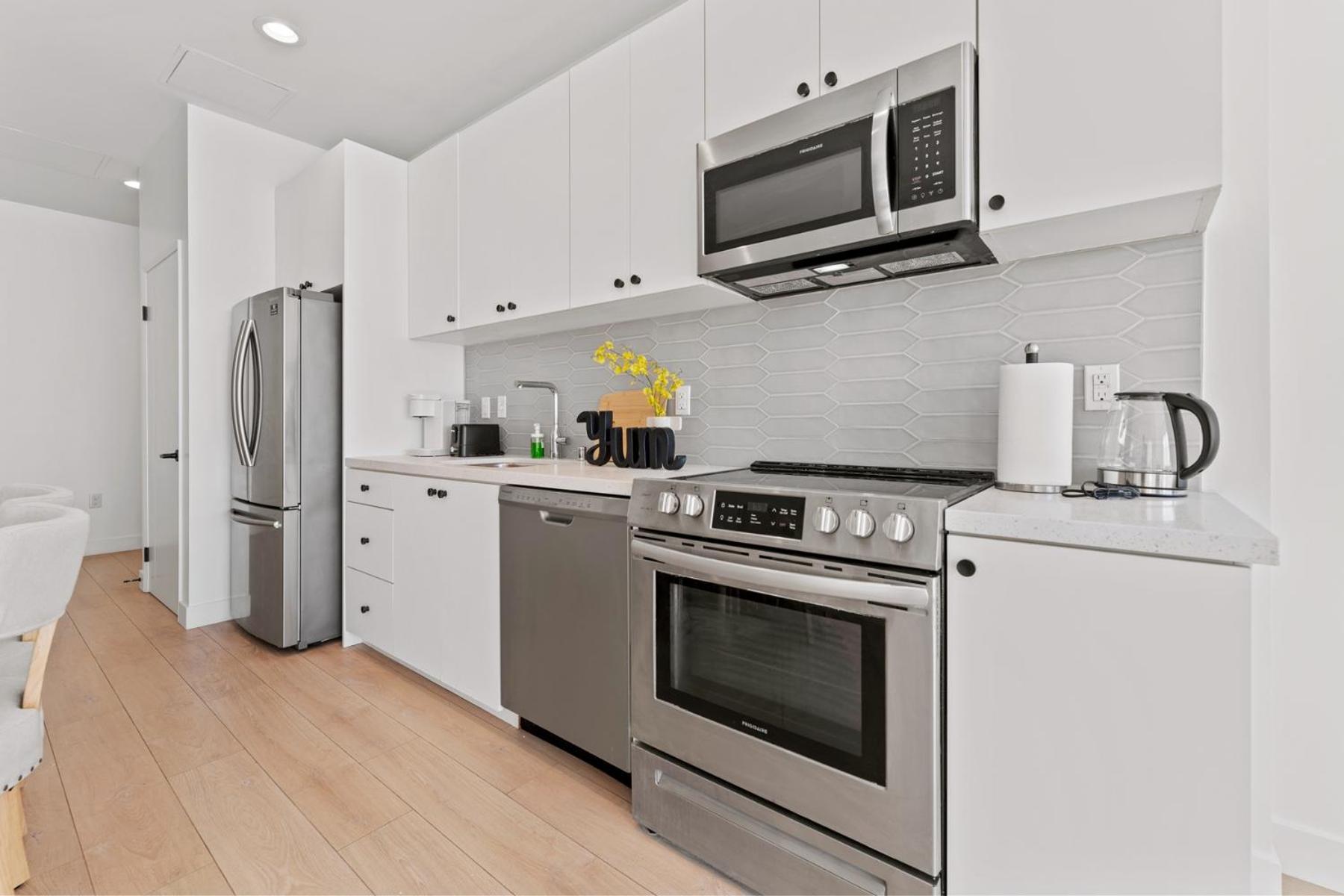 Apartment Stylish Westwood - Steps From Ucla-2 Bedroom 2 Bath Los Angeles